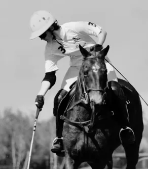 Jugador de polo en pleno partido