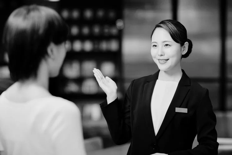 Atención personalizada a un cliente en un salón